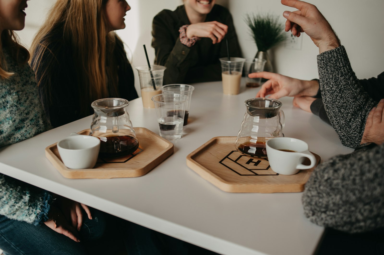 Een groep drinkt koffie aan een cafétafel