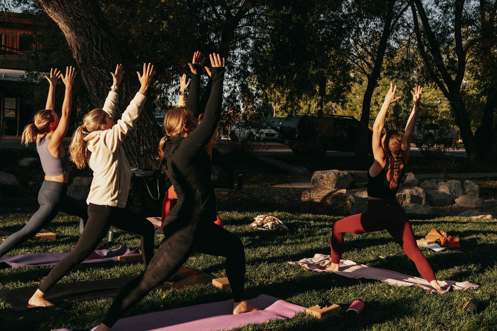 Een groep doet yoga in het park